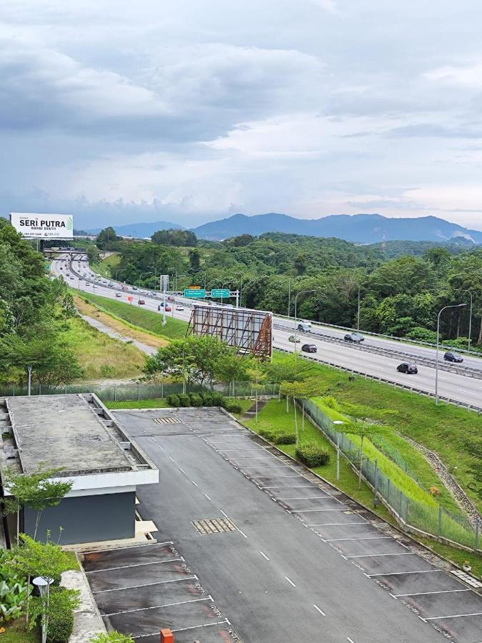 Putra 1 Pool Homestay Bandar Seri Putra Kampong Sungai Buah エクステリア 写真